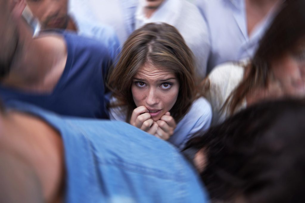 Anxietate Socială – Simptome, Cauze și Abordări Inovative